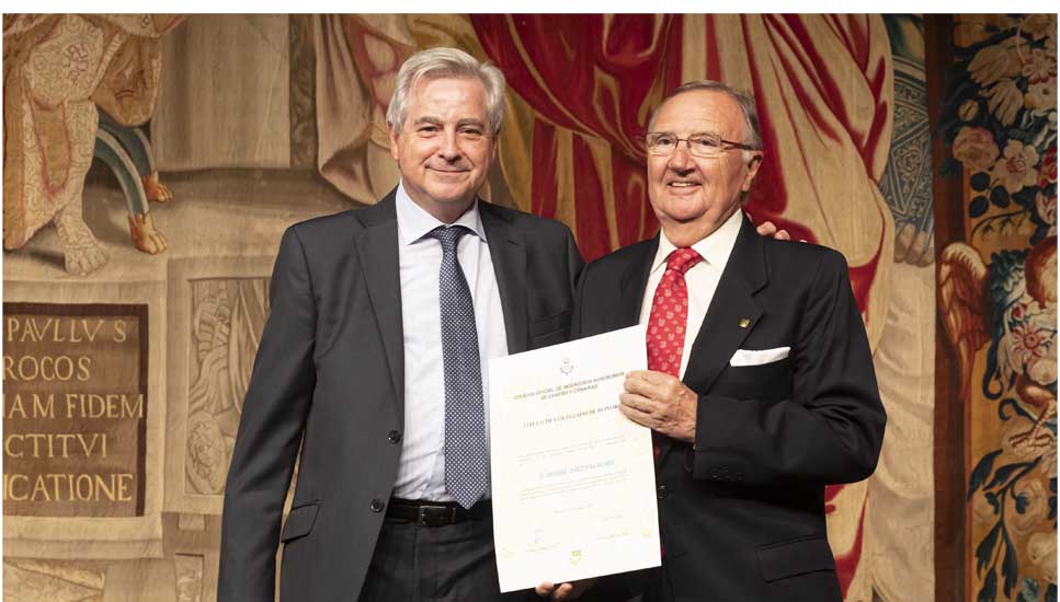 Miguel Sáez, Colegiado de Honor, junto a Francisco González, decano del Colegio