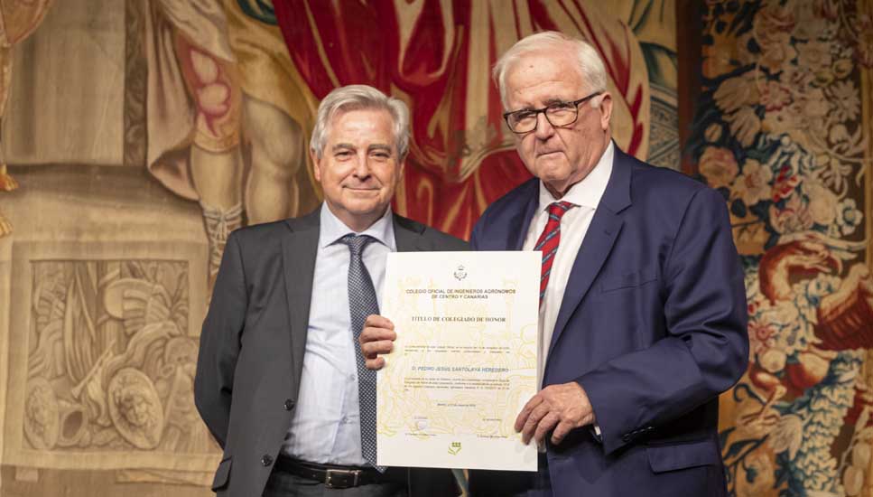 Pedro Jesús Santolaya, Colegiado de Honor, junto a Francisco González, decano del Colegio