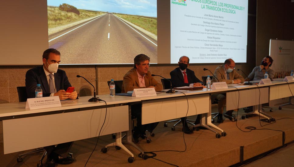 El secretario del Colegio, Santiago Escribano, durante la mesa redonda “Fondos Europeos. Los profesionales y la transición ecológica”