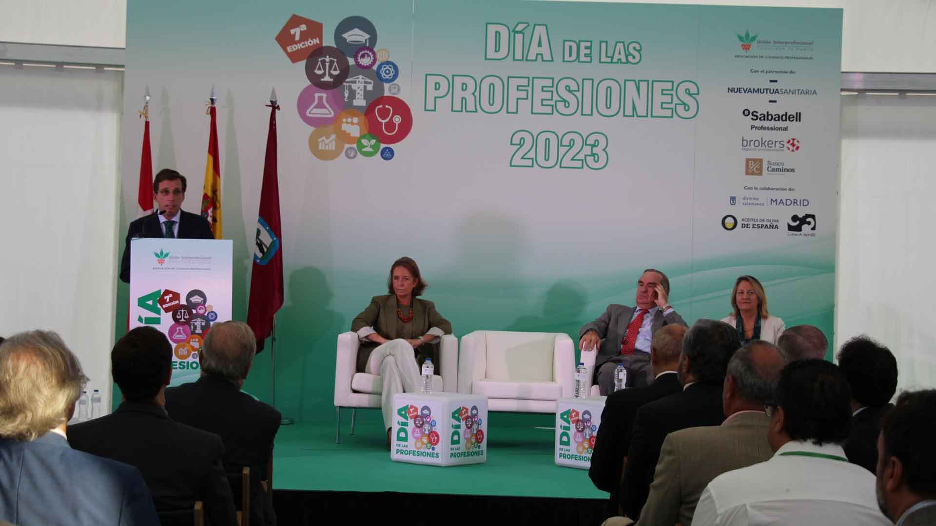 Martínez Almeida inaugura el VII Día de las Profesiones