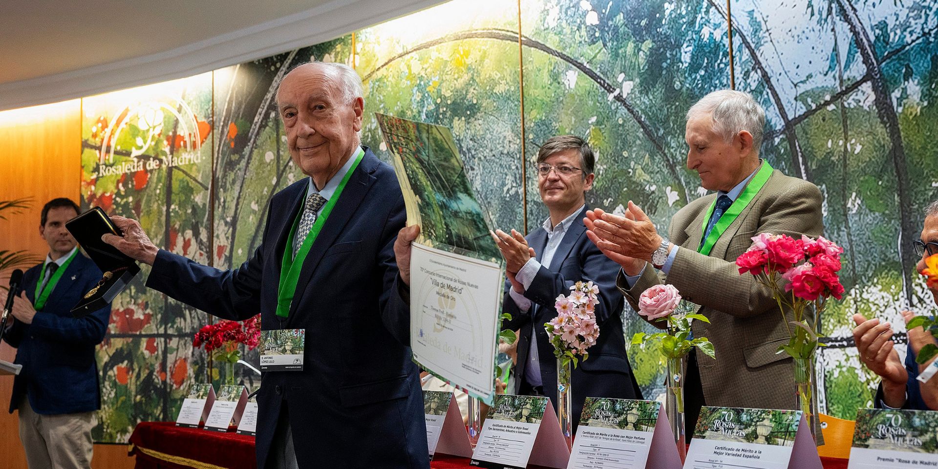 El decano asiste a la entrega de premios del 70 Concurso Internacional de Rosas Nuevas Villa de Madrid