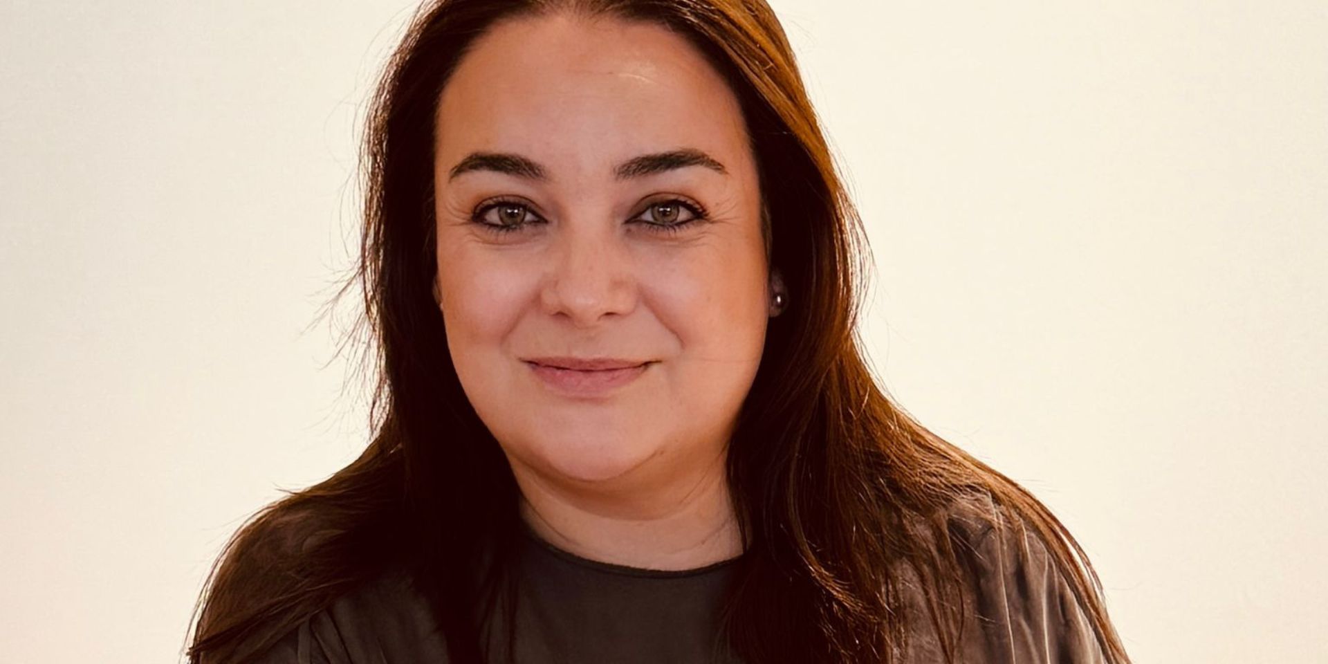 Desde tu experiencia, ¿consideras que todavía existen barreras para la igualdad en este ámbito? ¿Qué medidas crees que podrían favorecer una participación más equitativa? Sí, aún existen barreras para la igualdad real en el medio rural, aunque no sólo es aquí, si no a nivel general. La realidad es que en el mundo rural es aún más palpable y exagerado, y no es que lo diga yo, que lo he vivido y lo vivo día a día, si no que las últimas estadísticas del MAPA revelan esta problemática, y es que las mujeres cobran un 3,2 % menos que los hombres en contratos a jornada completa, una diferencia que se amplía hasta el 7,6 % en contratos temporales. Aunque cada vez hay más mujeres liderando proyectos agrícolas, ganaderos o energéticos, todavía enfrentamos limitaciones sobre todo a los espacios de decisión. En muchos casos, seguimos desempeñando un papel fundamental en la producción y gestión, pero sin el mismo reconocimiento o visibilidad. Hace unos días, Lola Merino, la presidenta de AMFARE (Federación de Mujeres y Familias del Ámbito Rural), denunciaba que «en España hablamos mucho de igualdad, pero cuando ponemos el foco en el ámbito rural, el panorama se oscurece», y esto es algo en lo que estoy totalmente de acuerdo. Sin embargo, las mujeres rurales estamos demostrando que somos motor de innovación, sostenibilidad y arraigo. Aportamos una mirada integradora que une tradición, ciencia y compromiso con el territorio. Para avanzar hacia una participación más equitativa, es esencial revisar políticas que sean reales y que no queden relegadas a un papel de lavado de cara de las empresas, además fomentar el acceso de las mujeres a la formación técnica, la educación en casa de nuestros niños y niñas, hasta el día a día en las escuelas, es fundamental. Contar con referentes femeninos en proyectos con propósito y competitivos en nuestras zonas rurales, inspira y abre camino para todas. La igualdad no solo es una cuestión de justicia, sino también de futuro: sin mujeres no hay medio rural vivo ni desarrollo sostenible posible. Aunque cada vez hay más mujeres liderando proyectos agrícolas, ganaderos o energéticos, todavía enfrentamos limitaciones sobre todo a los espacios de decisión. AUMEL ha sido reconocida con el Primer Premio Ecológico en el Salón Gourmets 2025. ¿Qué valores y prácticas diferencian a vuestra miel orgánica? Nuestros valores se basan principalmente en el respeto por la naturaleza, el bienestar de nuestras abejas es prioritario a la hora de la producción de miel AUMEL, mantenemos desde el inicio un sistema de producción 100 % ecológico, en el que no hay cabida para los productos de síntesis química ni alimentación artificial, si no que se respetan los ciclos naturales de las abejas, relacionados íntimamente con las diferentes estaciones a lo largo del año, por eso nuestra miel es limitada, estacional y artesanal. Además, para nosotros es fundamental mantener la coherencia con el territorio, conservando la producción en colmenas de corcho, un recurso de nuestros bosques, y que nos permite mantener vivo el legado de nuestros mayores.