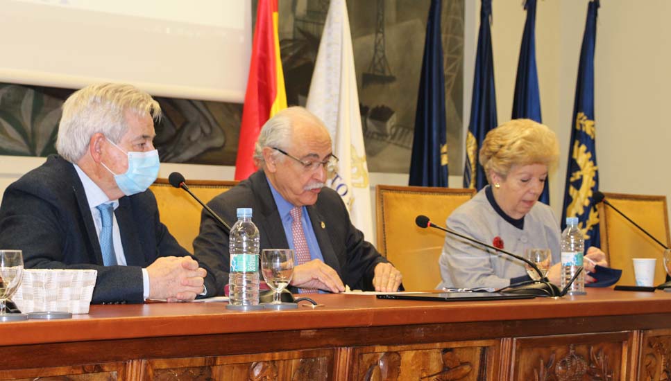 Francisco González, decano del Colegio;  José Trigueros, presidente del IIE, y y María Cruz Díaz, presidenta de ANIA.