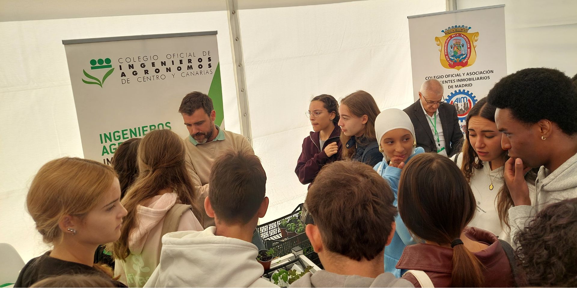 León Fernández, profesor de la ETSIAAB, muestra a los estudiantes un cultivo hidropónico