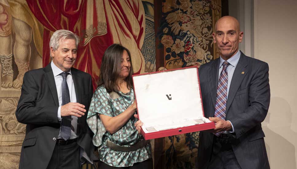 Eduardo de Miguel, director de Global Nature, recoge la placa del Colegio de manos de Esther Esteban, directora del INIA, y de Francisco González, decano del Colegio.