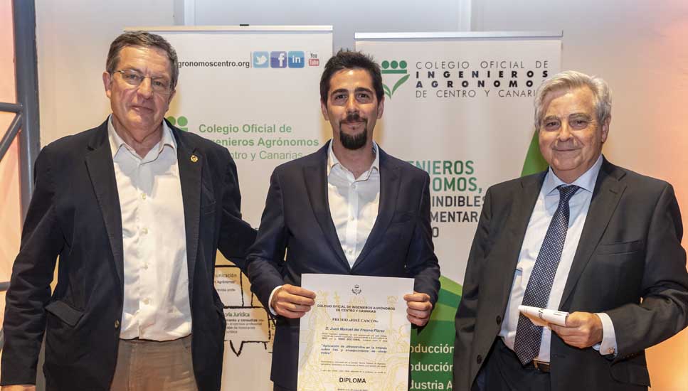 Juan Manuel del Fresno recoge el Premio José Cascón, en la categoría Tesis Doctoral, de manos de José Manuel Palacios, director de la Escuela Técnica Superior de Ingeniería Agronómica, Alimentaria y de Biosistemas de Madrid, y de Francisco González, decano del Colegio.