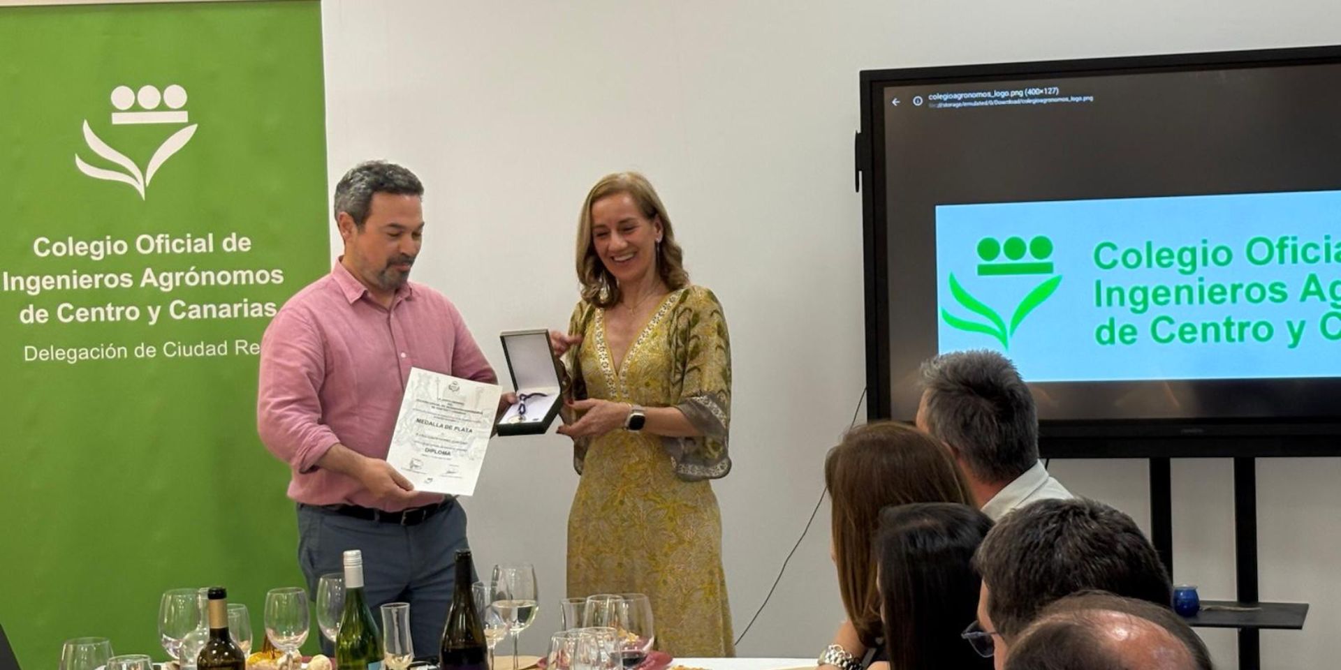 Milagros Cortés, delegada del Colegio en Ciudad Real, entrega la Medalla de Plata a Francisco Gómez Zarcero