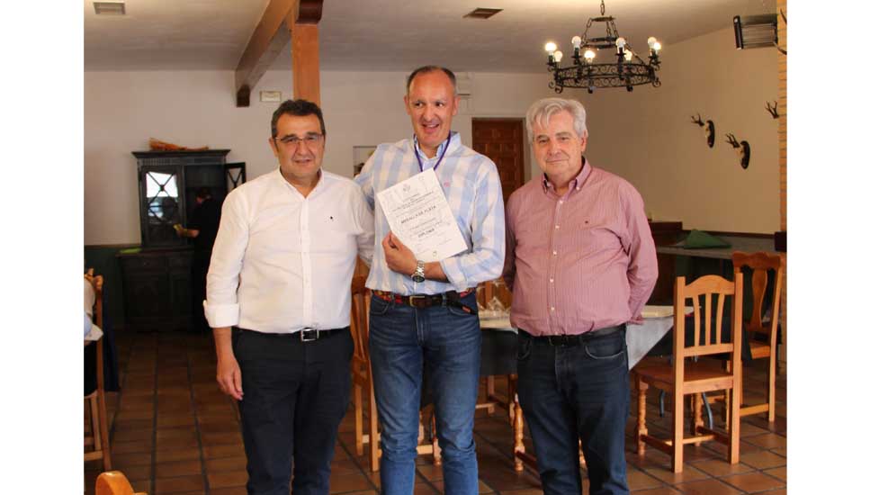 Tomás Laguna, Medalla de Plata, junto al delegado de Ciudad Real, Servando Germán (izda.), y el decano del Colegio, Francisco González (dcha.)