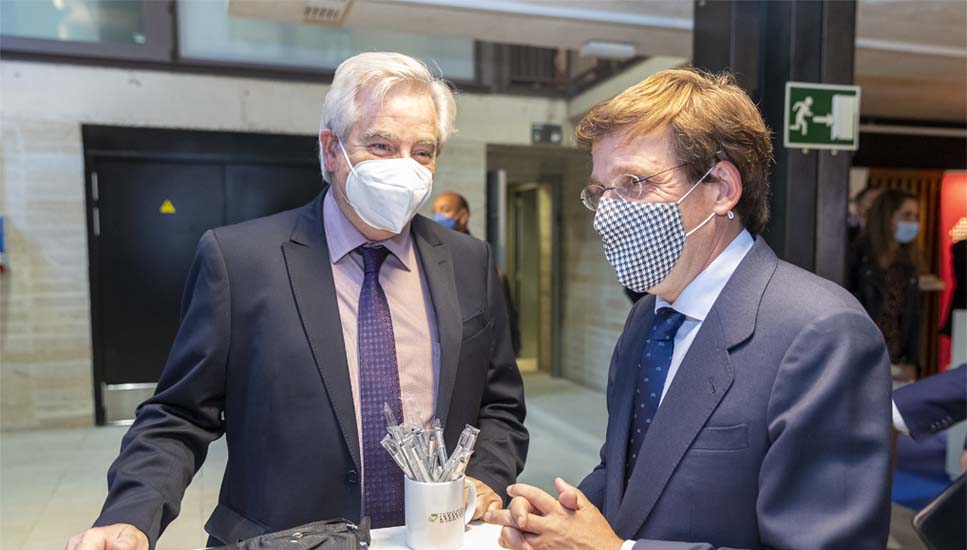 El decano del Colegio, Francisco González (izda.), junto al alcalde de Madrid, José Luis Martínez-Almeida, durante la visita a nuestro stand