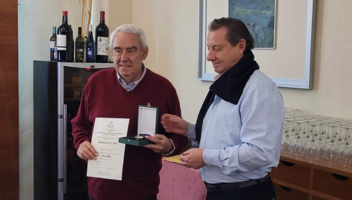 El exdiputado por Cuenca José Madero recibe la Medalla de Oro del Colegio de Agrónomos